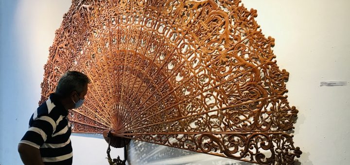 Director de la Oficina contempla obra artesanal