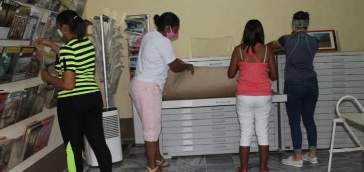 La biblioteca de casa Malibrán y sus bibliotecarias.